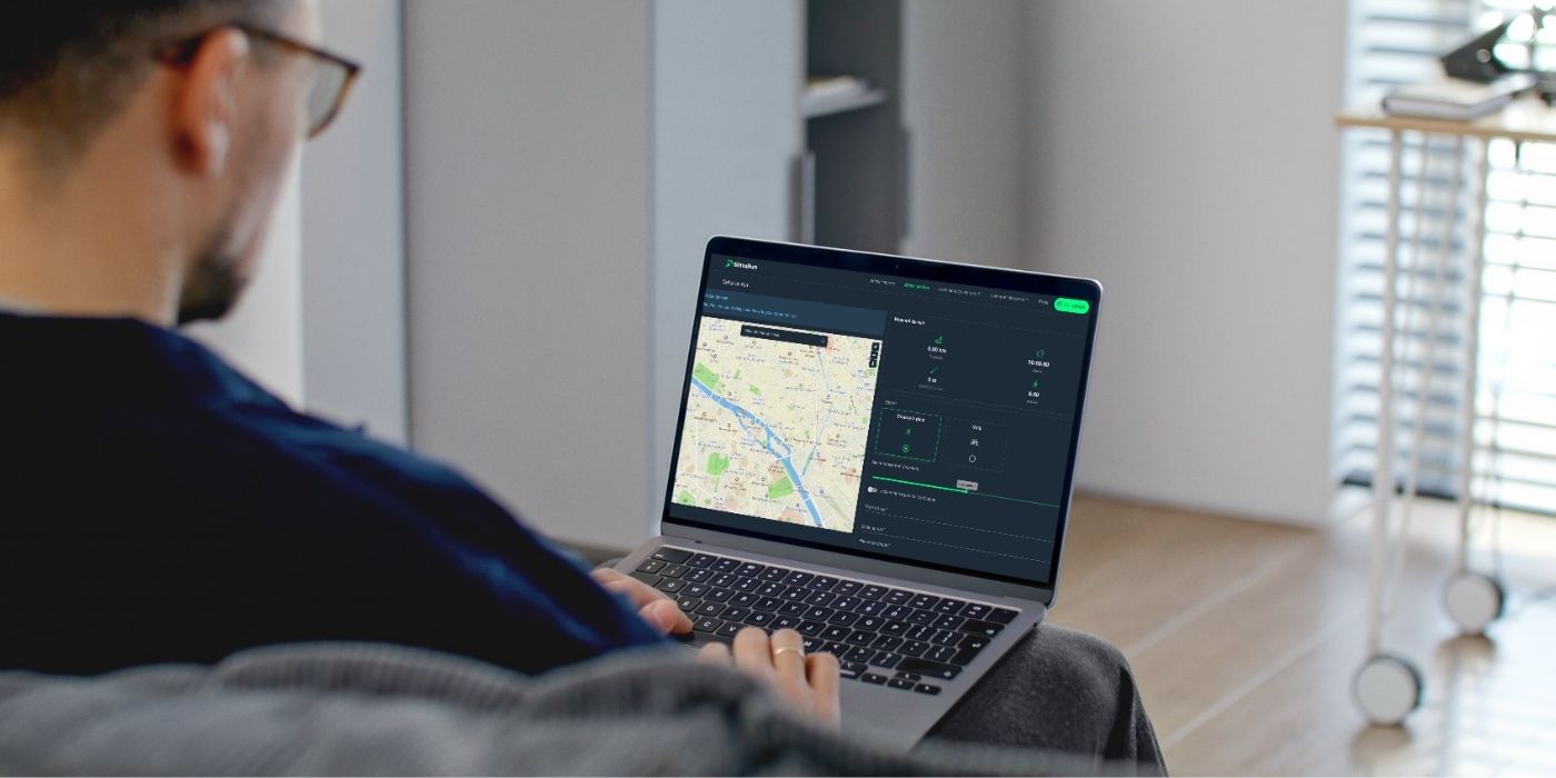 User generating a realistic GPX file on SimuRun using a laptop.